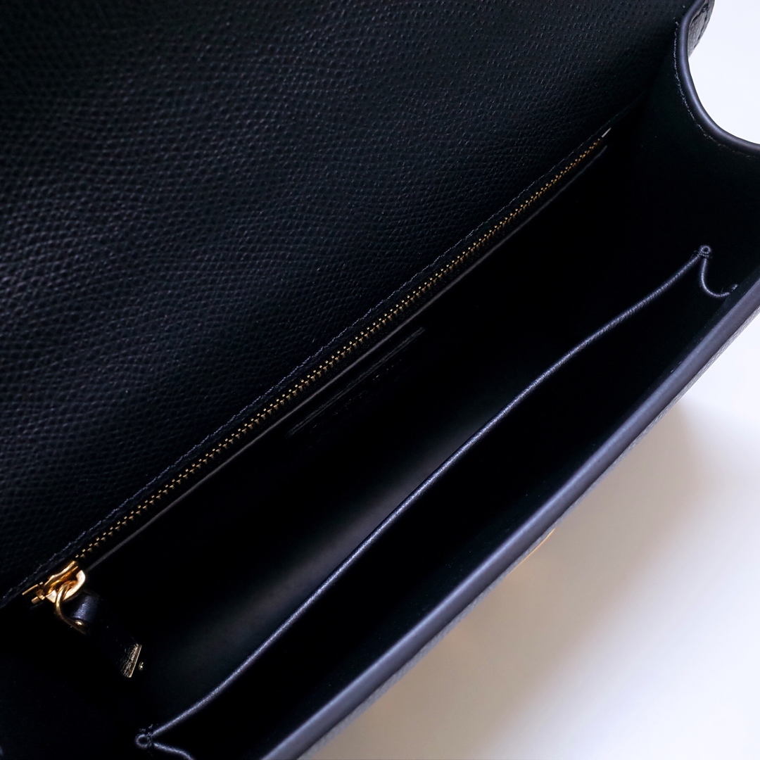 30 Montaigne Bag Black Grained Calfskin